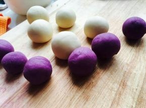 小剂子团成球。