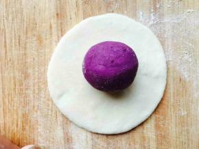 白色面团擀成片，紫薯球放上面。