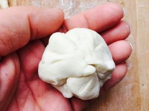 捏成包子形状，收口放下面。