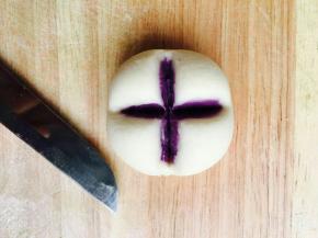 用刀子打成十字花刀，醒发15分钟左右。