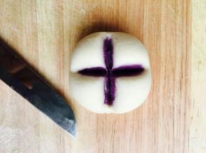 用刀子打成十字花刀，醒发15分钟左右。