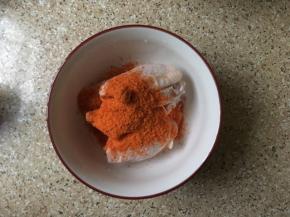 鸡翅洗干净，放入烤肉料