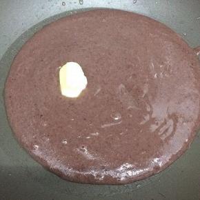 将打好的红豆泥倒入锅中，加入黄油搅均匀