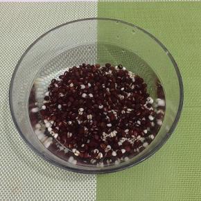 红豆和薏米洗净，浸泡二个小时