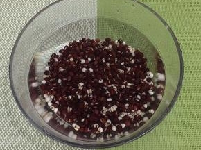 红豆和薏米洗净，浸泡二个小时