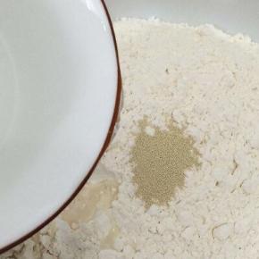 面粉中加入40度左右的水，和成面团，放在温暖处发酵