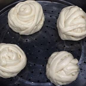 放在蒸锅里饧十五分钟，大火烧开，上汽后蒸十五分钟关火，在锅闷三分钟，开盖拿出