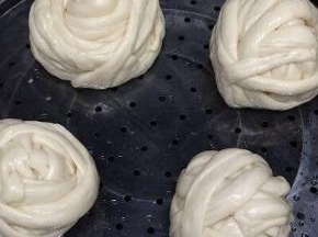 放在蒸锅里饧十五分钟，大火烧开，上汽后蒸十五分钟关火，在锅闷三分钟，开盖拿出