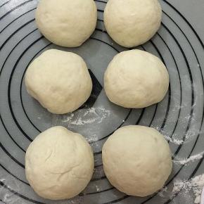 分成大小均匀的小面团饧五分钟