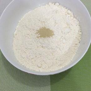 用秤称好面粉和酵母，放入碗中