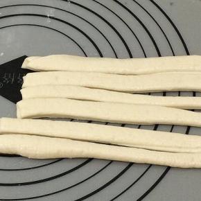 用刀切成均匀的六条