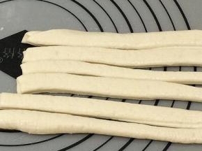 用刀切成均匀的六条