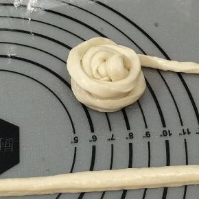 拿一个面条，从一端往手指上一圈一圈的往上缠，直至缠完，从手指上拿下来。另拿一个面条，压在接头处转圈缠，直到把面条全部缠完为止