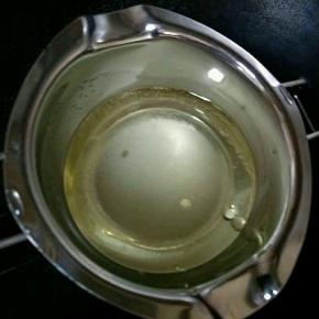 玉米油、牛奶（或水）和幼砂糖隔水加热，搅拌均匀至糖化。