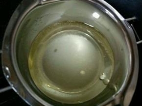 玉米油、牛奶（或水）和幼砂糖隔水加热，搅拌均匀至糖化。