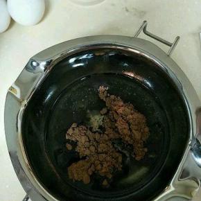 加入过筛好的可可粉，搅拌均匀。