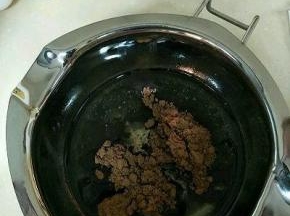 加入过筛好的可可粉，搅拌均匀。