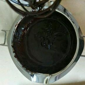 离火后趁热加入黑巧克力搅拌均匀使巧克力融化。