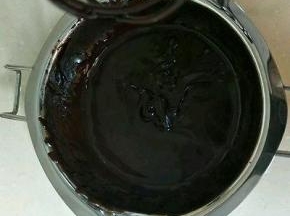 离火后趁热加入黑巧克力搅拌均匀使巧克力融化。