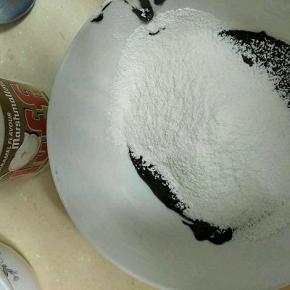 趁热加入过筛的低筋面粉，搅拌均匀。