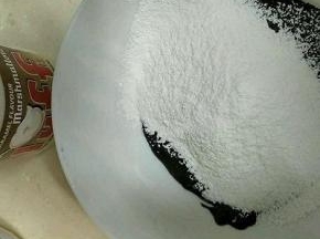 趁热加入过筛的低筋面粉，搅拌均匀。