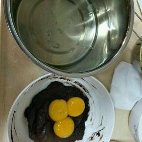 蛋清蛋黄分离，蛋清放入无水无油的打蛋盆中，蛋黄加入面糊中搅拌均匀。
