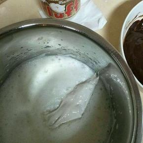 蛋清分3次加入fluff焦糖棉花糖，打至9分发。