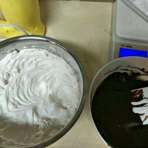 取1/3蛋白加入蛋黄糊中切拌均匀，再加入到剩下的蛋白中切拌均匀。