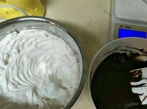 取1/3蛋白加入蛋黄糊中切拌均匀，再加入到剩下的蛋白中切拌均匀。