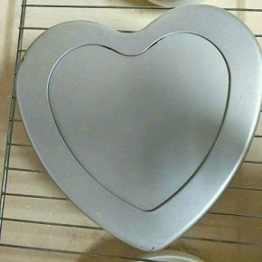 烤好的戚风蛋糕出炉震两下震出热气，倒扣晾凉，完全凉透后脱模