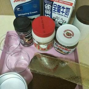 准备好所用原料，吉利丁分三等份冰水泡软备用