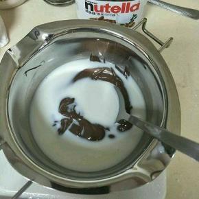 榛果可可酱加30g牛奶，隔水加热搅拌至完全融合