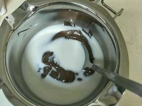 榛果可可酱加30g牛奶，隔水加热搅拌至完全融合