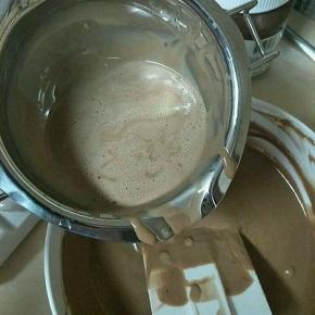 取100g淡奶油与榛果巧克力酱混合均匀。隔水加热融化一份吉利丁，取少量慕斯糊与吉利丁吉利丁液混合后，倒入慕斯糊中