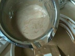 取100g淡奶油与榛果巧克力酱混合均匀。隔水加热融化一份吉利丁，取少量慕斯糊与吉利丁吉利丁液混合后，倒入慕斯糊中