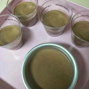 翻拌均匀倒入模具，放入冰箱冷藏