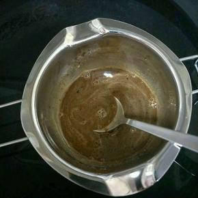 咖啡与35g牛奶和20g糖隔水加热，至完全没有颗粒