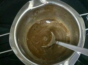 咖啡与35g牛奶和20g糖隔水加热，至完全没有颗粒