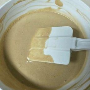 待咖啡液晾凉，加入100g打发好的淡奶油，翻拌均匀