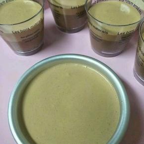 隔水加热融化一份吉利丁，加入咖啡慕斯糊中翻拌均匀，倒入冷藏好的榛果巧克力慕斯上，放入冰箱冷藏