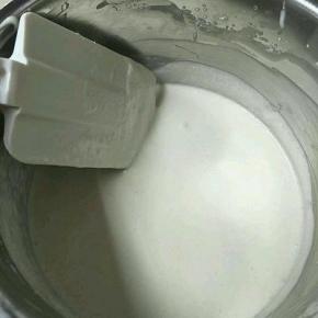 Fluff焦糖棉花糖与50g牛奶和10g糖隔水加热至完全融合，晾凉与100g打发好的淡奶油拌匀