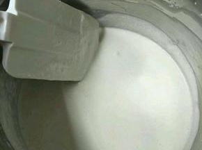 Fluff焦糖棉花糖与50g牛奶和10g糖隔水加热至完全融合，晾凉与100g打发好的淡奶油拌匀