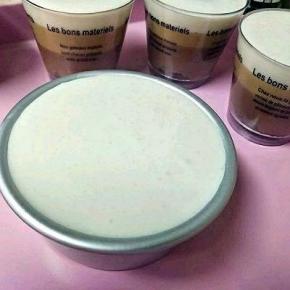 隔水加热融化一份吉利丁，与焦糖慕斯糊拌匀，倒入冷藏好的咖啡慕斯上