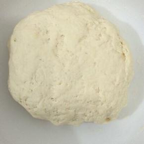 发酵好的面团拿起来很轻，用手拍一下面团，有彭彭声，正明已经发好