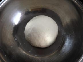 1、把面团材料混均后揉成光滑的面团。