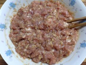 4、放入调料加少许水往一个方向打匀再慢慢地加入水直到打到有粘性。