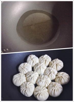 10、平底锅放入少许油，等油热的时候把包好的生煎码入，排满后稍煎一下，放入适量冷水后盖上盖子。