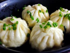 12、出锅前撒上葱花。