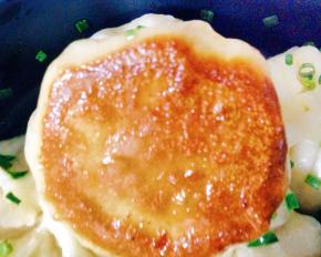 13、满口留香皮酥里软，香而不腻的生煎包子就可以吃上了。