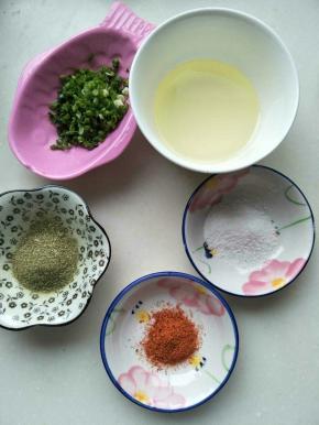 准备好材料，玉米油，葱花，盐，香豆面，红花，